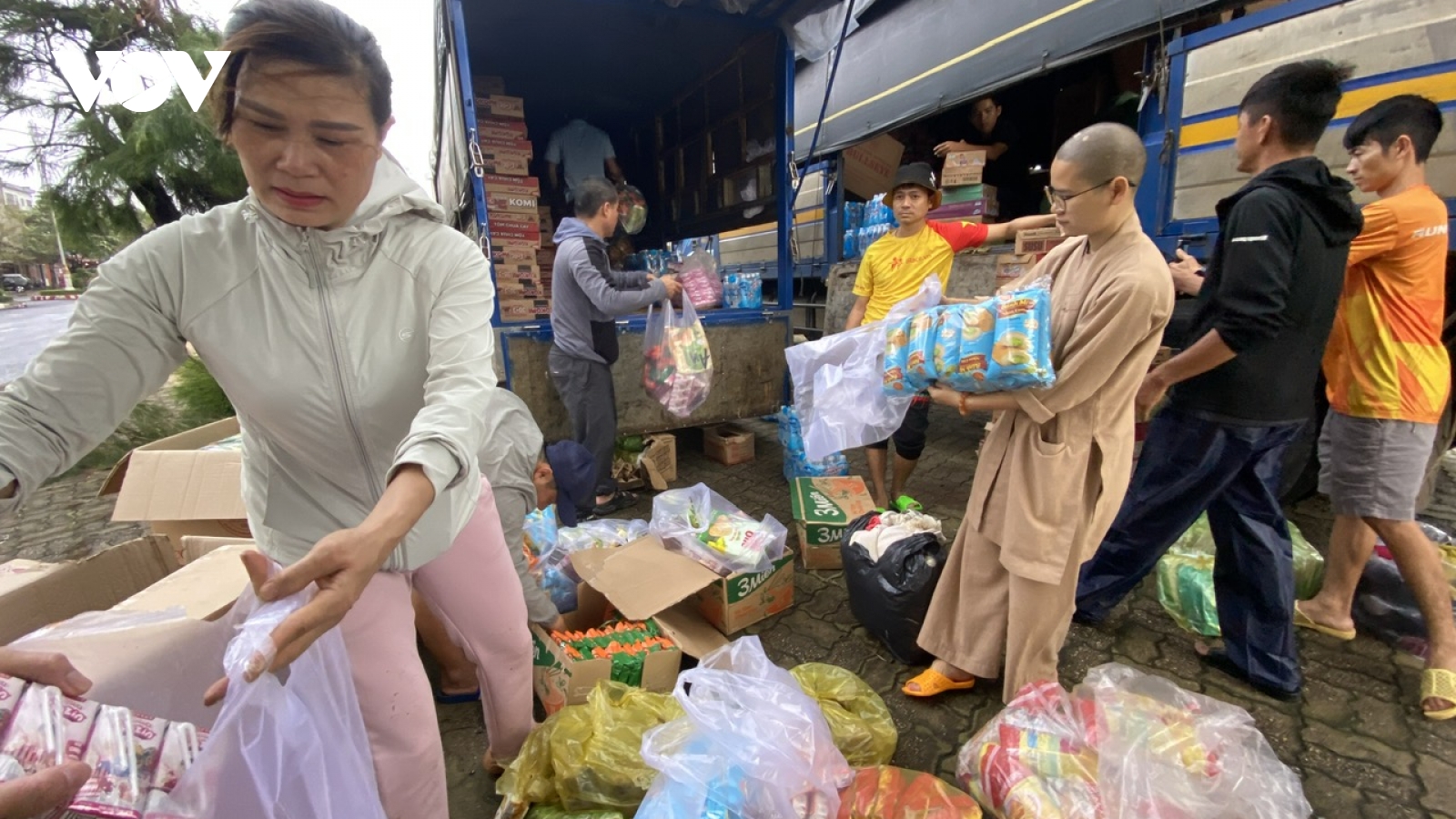 Những chuyến xe nghĩa tình đưa hàng cứu trợ về vùng tâm lũ Phú Yên cũ